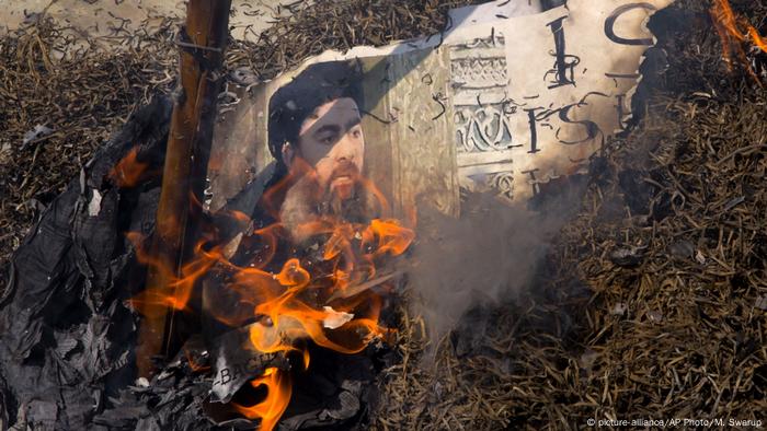 Abu Bakr al-Baghdadi Bildnis in Flammen (picture-alliance/AP Photo/M. Swarup)