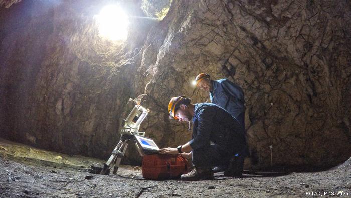 Archäologen führen einen Laserscan der Höhle durch