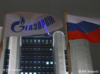 Vor dem Gazprom-Sitz weht eine russische und eine Gazprom-Flagge (Foto: RIA Novosti)