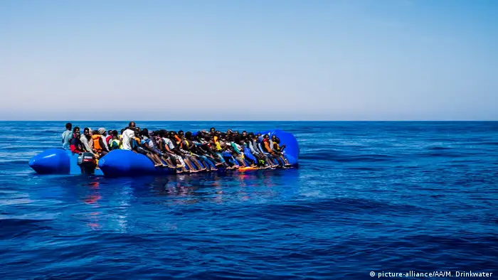 Libyen spanische Patrouille überwacht Flüchlingsboot für eine Rettungsaktion