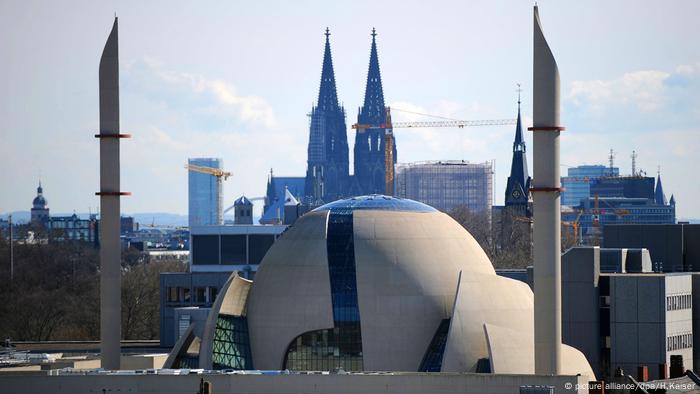 Une vue de la mosquée centrale avec la cathédrale de Cologne en arrière-plan (photo alliance/dpa/H.Kaiser)