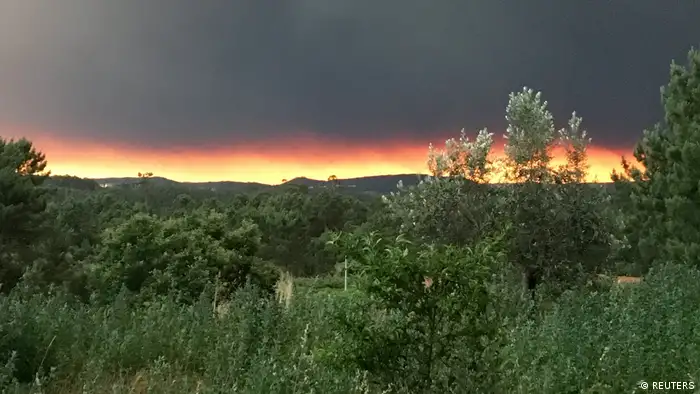 Am Samstag gegen 14 Uhr Ortszeit war der verheerende Brand in einem Waldgebiet südöstlich der Universitätsstadt Coimbra in Zentralportugal ausgebrochen. Das Gebiet um den Ort Pedrógão Grande gilt unter Naturliebhabern als Geheimtipp.