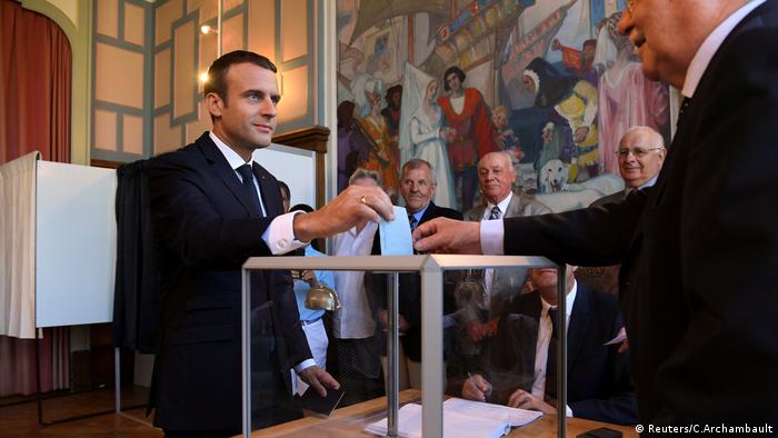 Frankreich Wahlen Stimmabgabe Macron (Reuters/C.Archambault)