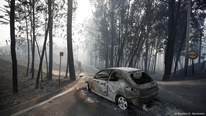 Mindestens 18 Leichen wurden aus ausgebrannten Fahrzeugen geborgen, sagte der Staatssekretär im Innenministerium, Jorge Gomes, am Sonntag in der Kommandozentrale des Zivilschutzes knapp 200 Kilometer nordöstlich von Lissabon.