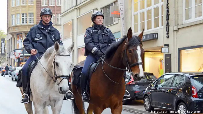 Deutschland Berittene Polizisten in Hamburg