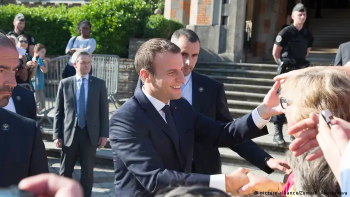 El partido República en Marcha (LREM), del presidente francés, Emmanuel Macron, ha logrado en la Asamblea Nacional junto con sus aliados centristas de la formación MoDem 350 de los 577 diputados. El resultado supera ampliamente los 289 escaños de la mayoría absoluta. (19.06.2017)