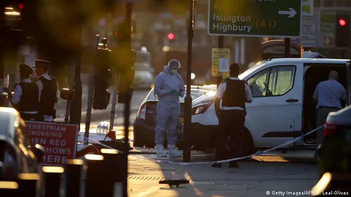 Uma van avançou contra fiéis que saíam da mesquita de Finsbury Park em Londres deixando um morto e dez feridos. O motorista, um homem de 48 anos, foi detido pelas pessoas que estavam no local antes de ser preso pela polícia. Relatos de testemunhas indicam que o atropelamento teria sido proposital. A polícia confirmou que todas as vítimas pertenciam à comunidade muçulmana de Londres.