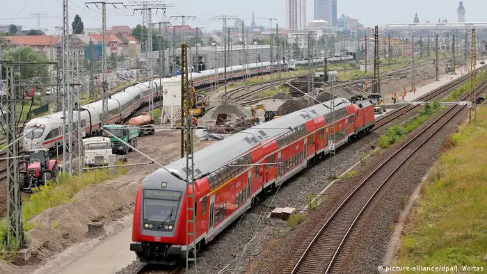 Red Regionalbahn and ICE train (picture-alliance/dpa/J. Woitas)