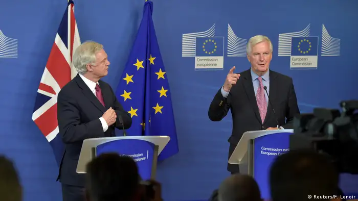 El secretario de Estado británico para la salida de Reino Unido de la Unión Europea (UE), David Davis, aseguró hoy al inicio de las negociaciones sobre el brexit que su país aspira a conseguir una asociación fuerte y especial con el bloque a pesar de las difíciles discusiones que hay por delante. (19.06.2017)