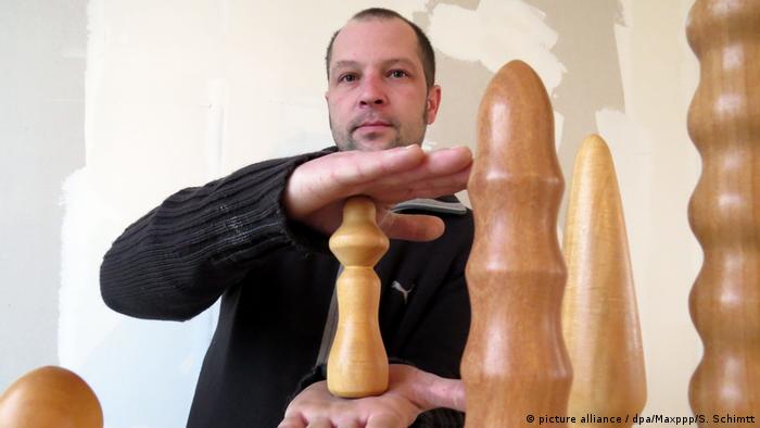 На тестове се подлагат не само дезодорантите, но и секс-играчките. Германският производител на еротични играчки Vinico търси сътрудник, който да изпробва различни секс-играчки по свой избор, след което да дава конструктивни отзиви. Условието: да е на повече от 18 години.