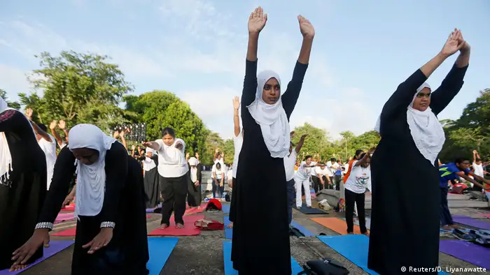 Auch bei Muslimen hat Yoga durchaus Tradition. Wie hier auf Sri Lanka praktizieren muslimische Frauen gerne die aus Indien übernommenen Körper- und Atemübungen. Geübt wird auch gemeinsam mit Angehörigen anderer Religionen. Auf der südasiatischen Insel leben rund zwei Millionen Muslime. Das sind etwa zehn Prozent der Gesamtbevölkerung.