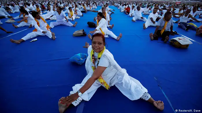 Im indischen Ahmedabad sind die Yogafans in ihrem Element. Dehnen bis zum Fuß und das bei geradem Rücken. Für ungeübte Bürohengste eine Herausforderung. Da merkt man Muskeln, die einem nicht bewusst waren.