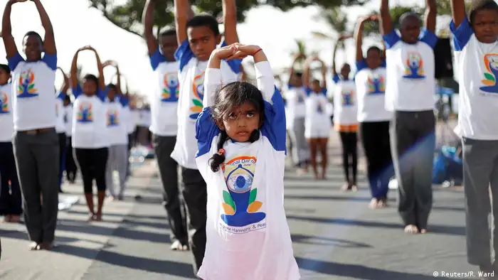 Wer jetzt denkt, das Bild stamme aus Indien, hat sich getäuscht. Die Kinder kommen aus der indischen Community in Durban, Südafrika. Auch dort hat Yoga Tradition. Während der britischen Kolonialzeit wurden zahlreiche indische Kontraktarbeiter nach Südafrika geholt. Deren kulturelles Erbe ist immer noch lebendig.