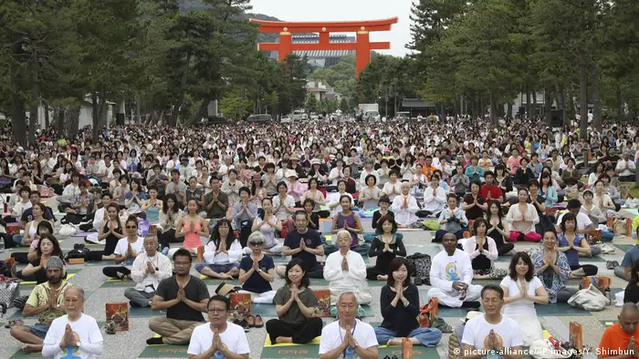 Unabhängig von Alter und Geschlecht sind die Japaner bei der Sache. Der japanische Alltag ist oft von Hektik gekennzeichnet. Nicht verwunderlich, dass es daher auch dort Yoga-Anhänger gibt. Kyoto zählt zum Weltkulturerbe der UNESCO. Irgendwie passt da auch Yoga dazu.