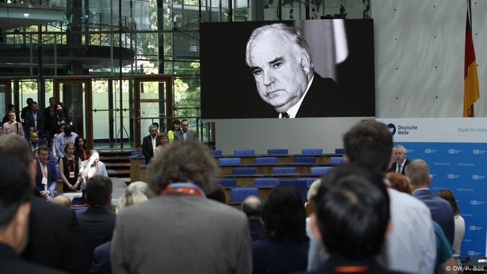 Moment of remembrance for Helmut Kohl