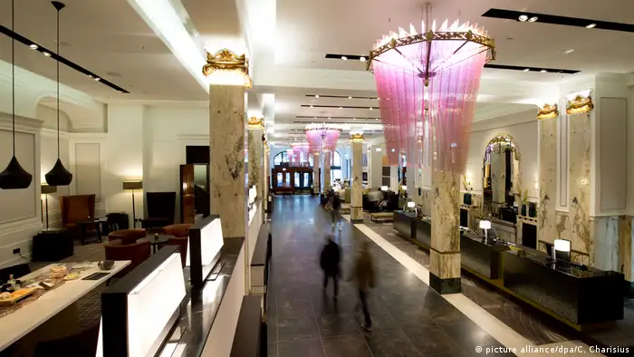 Hamburg - Hotel - Foyer im Hotel Reichshof (picture alliance/dpa/C. Charisius)
