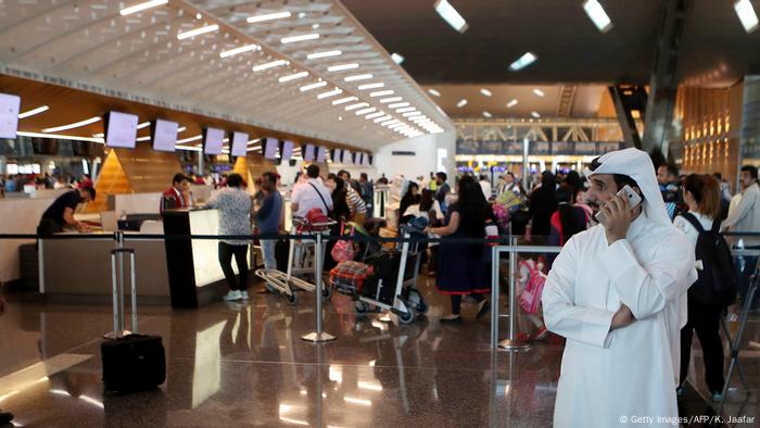 Katar Doha - Passagiere warten am Flughafen (Getty Images/AFP/K. Jaafar)