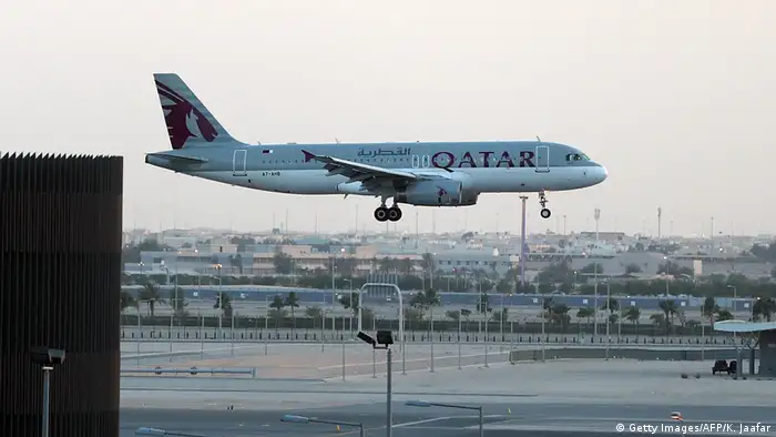 صورة رمزية لطائرة الخطوط القطرية تهبط في مطار الدوحة. 