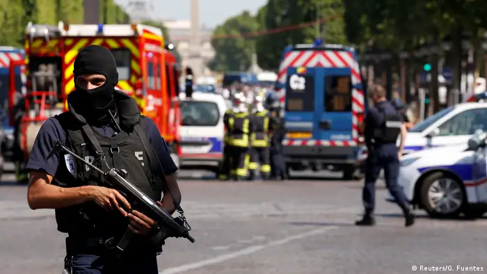 Frankreich Polizei Großeinsatz auf den Champs-Elysées in Paris