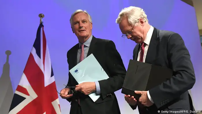 Brüssel Beginn Brexit Verhandlungen Barnier und Davis (Getty Images/AFP/E. Dunand)