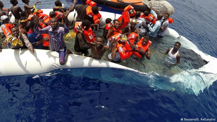 Libyen - Flüchtlinge werden vor der Küste Libyens gerettet