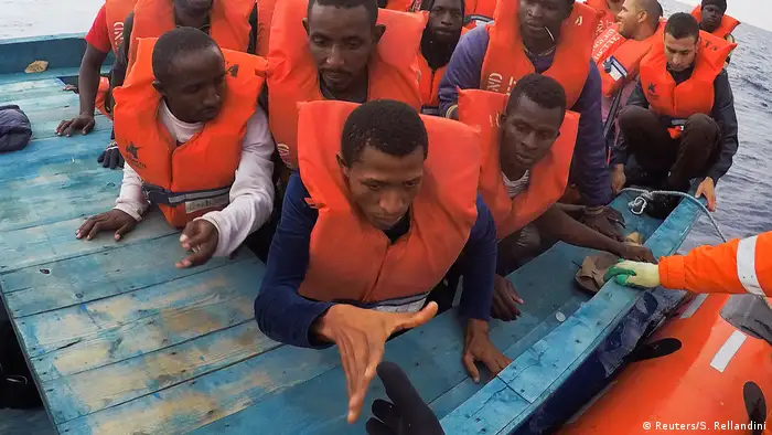 Libyen - Flüchtlinge werden vor der Küste Libyens gerettet