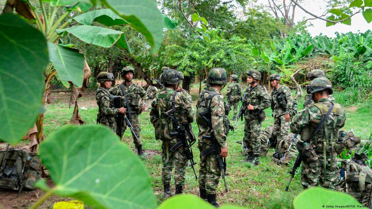 Colombia: poblado bajo poder guerrillero retiene a militares – DW –  23/06/2025