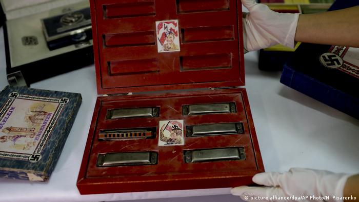 Аржентинската полиция откри и тази кутия с хармоники, върху които са изобразени пречупени кърстове. Те, заедно и с други играчки, са били използвани за индоктриниране на деца.