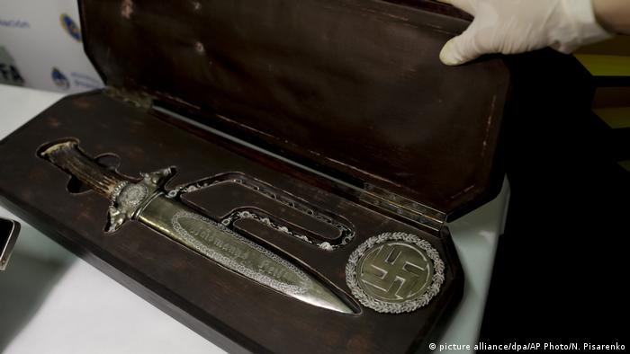 Този нож с изобразени върху него нацистки символи също е сред откритите предмети. Аржентинските власти в момента проучват кому са принадлежали те.
