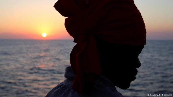 Libyen Flüchtling gerettet von der NGO Save the Children Symbolbild (Reuters/S. Rellandini)