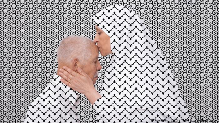 Foto zeigt eine verschleierte Frau, die einen Mann den Kopf küsst (Arwa Abouon/The Third Line Gallery Dubai)