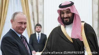 Russland - Kronprinz Mohammed bin Salman und Vladimir Putin (picture-alliance /ZUMAPRESS/P. Golovkin)