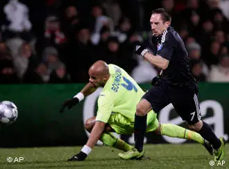 Bayerns Franck Ribery setzt sich gegen einen Gegenspieler von Olympique Lyon durch. Foto: ap
