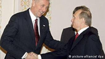 Russia's Prime Minister Vladimir Putin (R) shakes hands with Czech Prime Minister Mirek Topolanek