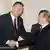 Putin und Topolanek geben sich die Hand (Quelle: DPA)