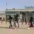 Экстрадированные из ФРГ афганцы закрывают лица в аэропорту Кабула