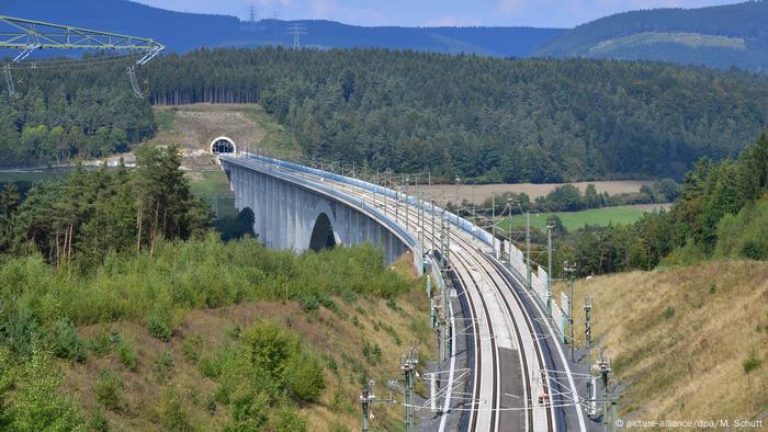 Новый мост в долине реки Грюмпен в Тюрингии