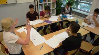 Contrairement à ces élèves, les filles de Maher n’ont pas encore la possibilité d’aller à l’école Contrairement à ces élèves, les filles de Maher n’ont pas encore la possibilité d’aller à l’école