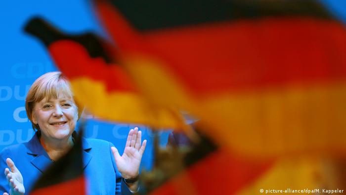 Deutschland Angela Merkel mit deutscher Flagge (picture-alliance/dpa/M. Kappeler)