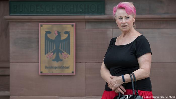 Elizabeth Schmidt frente a un edificio judicial en Alemania en 2017