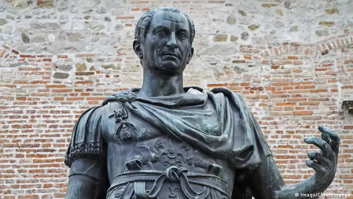 Eine Statue von Julius Caesar vor dem Rathaus in Cividale del Friuli