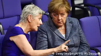 Marieluise Beck speaks with Merkel in the Bundestag