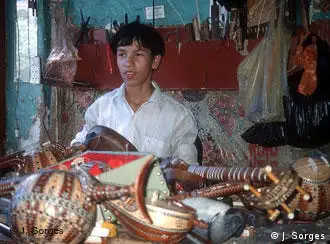 在喀什市场上贩卖乐器的小贩
