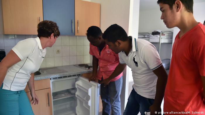 Молодые люди из Индии на осмотре съемной квартиры в городе Вайсенфельсе