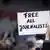 Üzerinde İngilizce "Tüm gazetecileri serbest bırakın" yazılı bir pankart