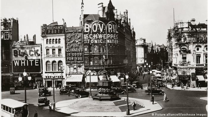 با پدیدار شدن کلان&zwnj;شهرها و افزایش شمار خودروها بخصوص مراکز شهرها با مشکل جای پارک روبرو شدند. برای نخستین بار در ماه مه سال ۱۹۰۱ در دنمان استریت در نزدیکی میدان پیکادلی سیرکس لندن یک پارکینگ طبقاتی هفت طبقه تاسیس شد که در آن خودروها با آسانسور به طبقات بالا فرستاده می&zwnj;شدند.