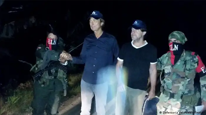 La guerrilla del Ejército de Liberación Nacional (ELN) entregó esta noche a una comisión humanitaria a los periodistas holandeses Derk Johannes Bolt y su camarógrafo, Eugenio Ernest Marie Follender, del programa de entretenimiento holandés Spoorloos, que mantenía secuestrados desde hace una semana en la selvática región colombiana del Catatumbo, en Cundinamarca. (24.06.2017)