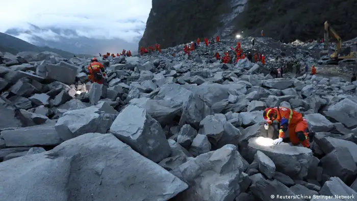 China | Erdrutsch in China verschüttet Dorf