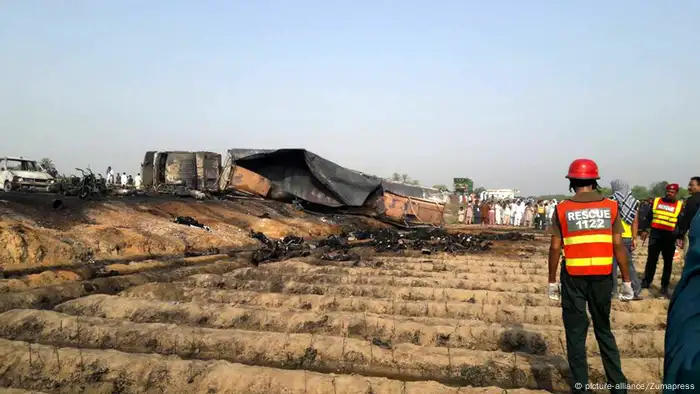 Pakistan Brand Tanklastwagen nahe Bahawalpur