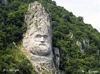 2004年由一个罗马尼亚商人出资，12名雕塑家在山岩上做的这个国王岩雕，如今成了通往巴尔干和西方的“铁门”的象征